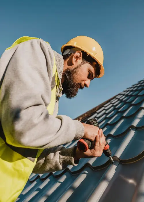 albanil reformando tejado logrono
